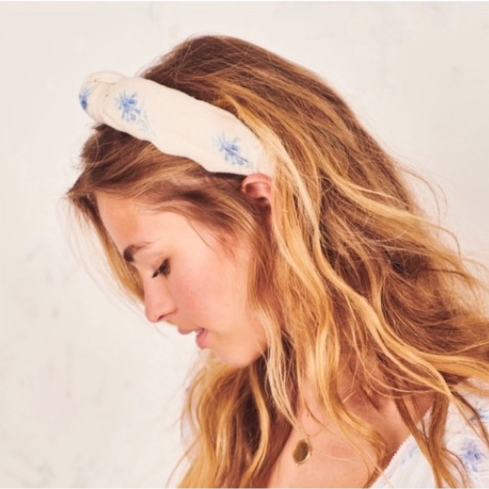 Lele Sadoughi x LoveshackFancy cream & blue headband 🤍🩵